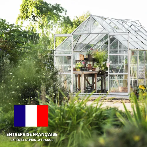 Serre en verre dans un jardin, entour&eacute;e de v&eacute;g&eacute;tation, avec le drapeau fran&ccedil;ais et le texte &laquo; Entreprise Fran&ccedil;aise exp&eacute;di&eacute;e depuis la France &raquo;.